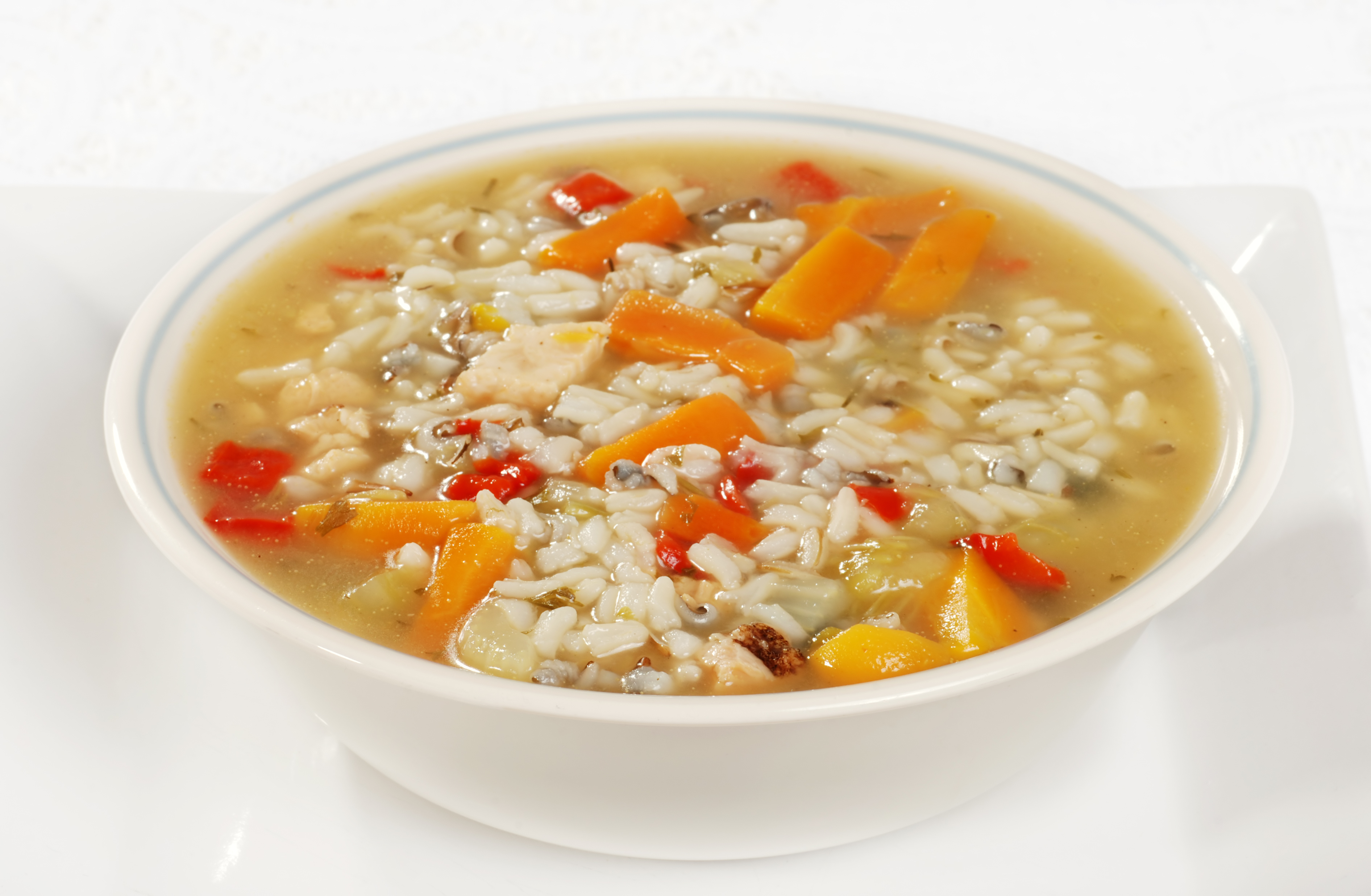 Суп рис морковь. Рисовая похлебка. Рисовый суп. Овощной суп с рисом. Суп рисовый с овощами.