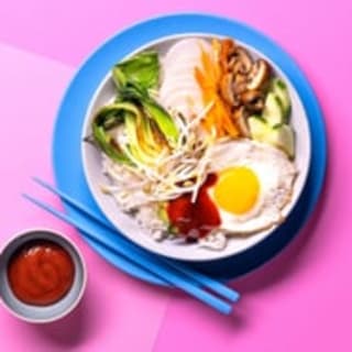 Bibimbap mit Gemüse und Spiegelei