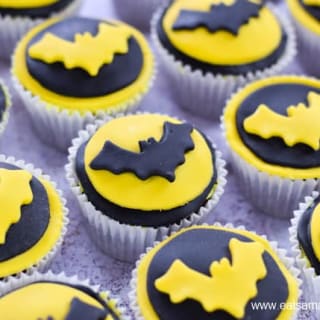 Easy Batman Cupcakes