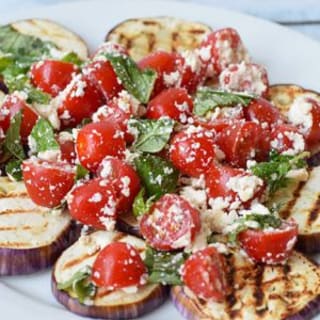 Gegrilde aubergine met feta en tomaat