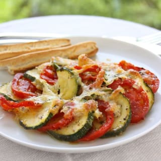 Gratin de tomate, courgette et oignon