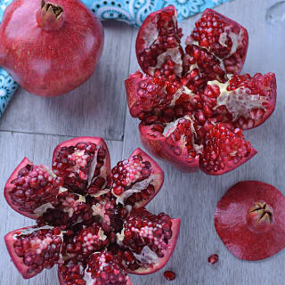 How to Cut and De-Seed a Pomegranate