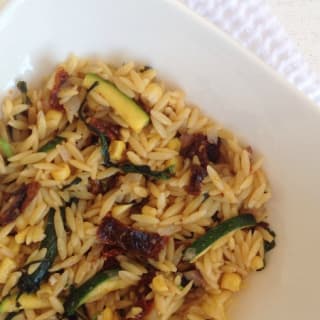 Orzo vegetariano con tomates secos