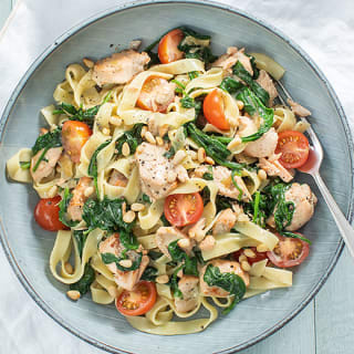 Pasta met zalm en spinazie