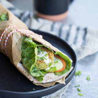 Pita con falafel de cilantro y pepitas