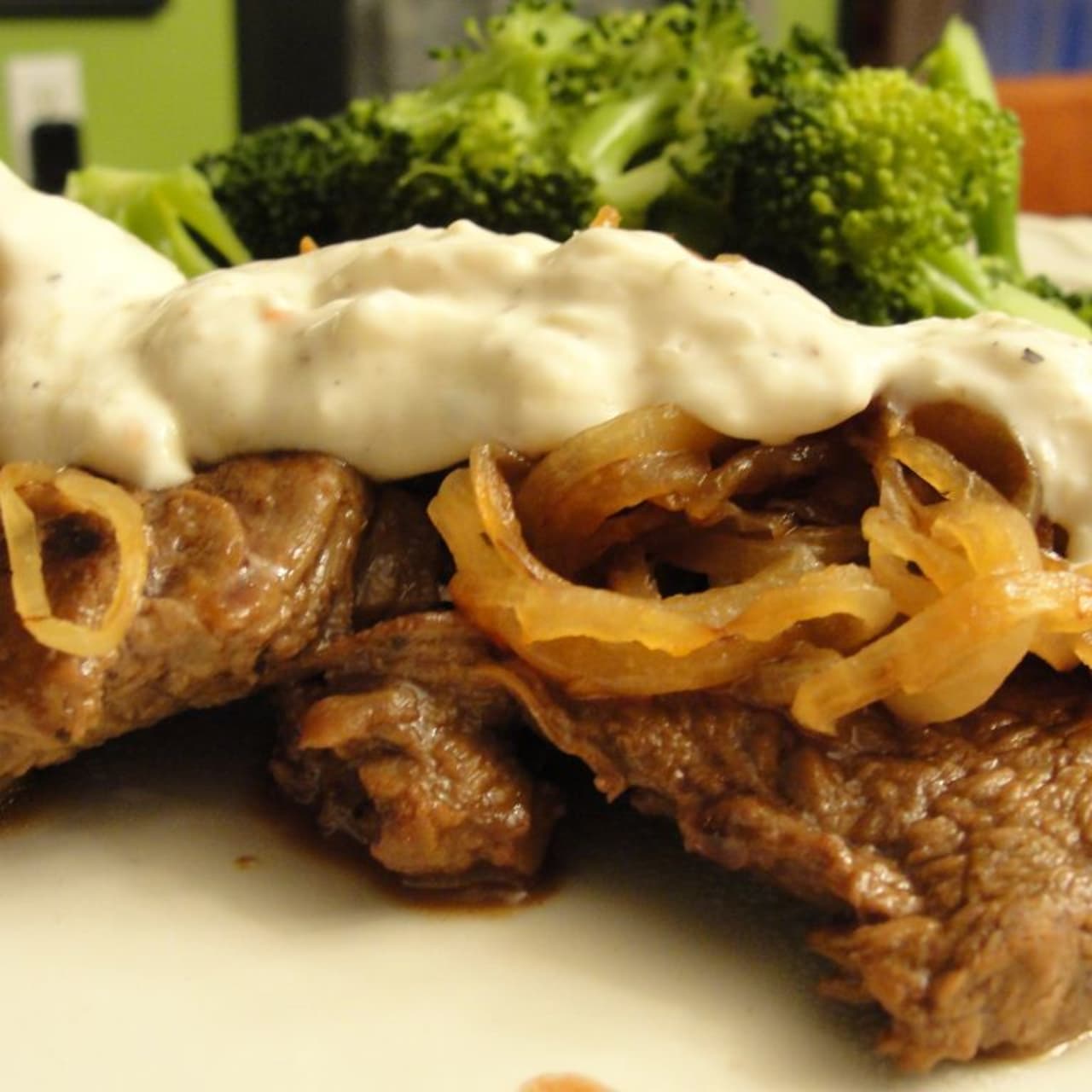 SIRLOIN STEAK IN PARMESAN-PEPPERCORN SAUCE (12)