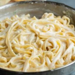 alfredo-sauce-3d6cb87367b554167f28dfe0.jpg