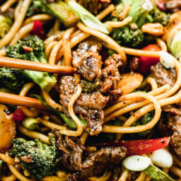 Beef Lo Mein Recipe {Restaurant Worthy!} – WellPlated.com