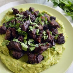 Chicharrón de ribeye con guacamole