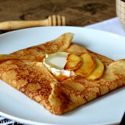 Crêpes bretonnes au chèvre et aux pommes au caramel au beurre salé
