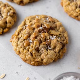 Crumbl Mom's recipe cookies/ Soft Oatmeal cookies