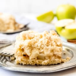 German Apple Cake with Streusel Topping [Apfelkuchen mit Streusel]