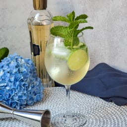 Hugo Spritz (St. Germain Elderflower Spritz) – A Sparkling Italian Cocktail