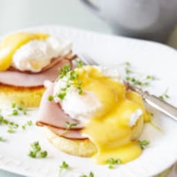 Keto eggs Benedict with mug bread