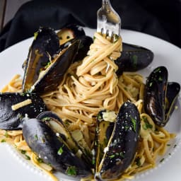 mussels-and-linguine-with-garlic-butter-amp-white-wine-pasta-sauce-2779892.jpg