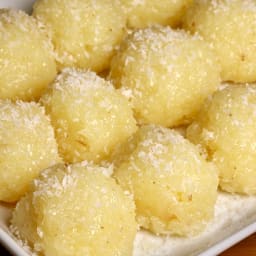 nariyal-ka-ladoo-3a7c7d.jpg