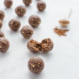 No Bake Naturally Sweetened Chocolate Peanut Energy Bites
