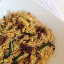 Orzo vegetariano con tomates secos