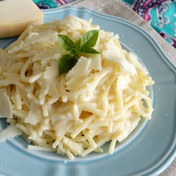 Pasta con salsa cremosa de coliflor (estilo fetuccini Alfredo pero en versi