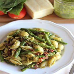 Pesto pasta with sun dried tomatoes and roasted asparagus 