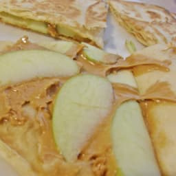 Quesadilla de manzana y crema de cacahuate