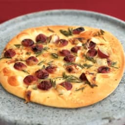 Red grape pizza with honey, rosemary and pecorino