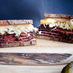 Reuben – światowa kanapka z pastrami