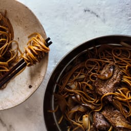 Soy Sauce Beef and Onion Fried Noodles