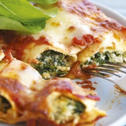 Spinach & Ricotta Cannelloni with Tomato Sauce