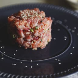 Tartare de saumon, fraises & mayonnaise épicée