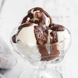 Vegan Hot Fudge Sauce (allergen-friendly & oil-free!)