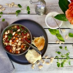 vegetarian-minestrone-soup-2542937.jpg