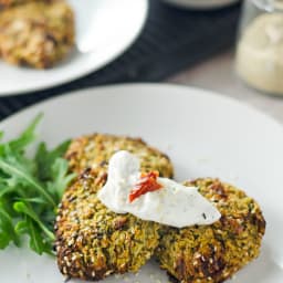 Zucchini-Puffer mit getrockneten Tomaten und Sesam