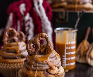Butterbeer-Cupcakes-w/-Treacle-Butter-Frosting-+-Chocolate-Covered-Pretzels