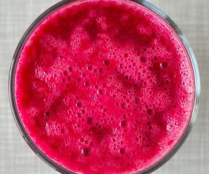 Beetroot-Carrot-Smoothie-with-Apple,-Ginger,-and-Lemon