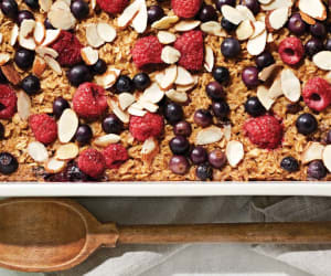 Oatmeal-Breakfast-Bake-with-Berries-and-Almonds