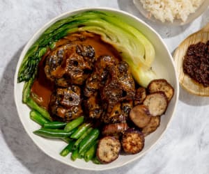 Oxtail-Stew-in-Peanut-Sauce-(Kare-Kare)