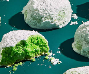 Putri-Salju-Pandan-(Pandan-Flavored-Indonesian-"Snow-White"-Cooki