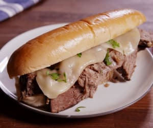 Slow-Cooker-French-Dip