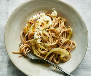 Spaghetti-With-Burrata-and-Garlic-Chile-Oil