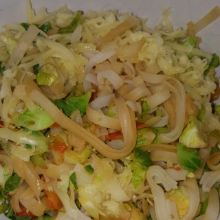 Rice noodles with brussel sprouts 