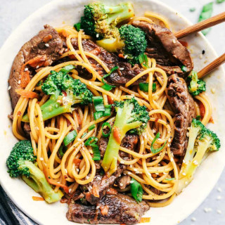 20 Minute Garlic Beef and Broccoli Lo Mein