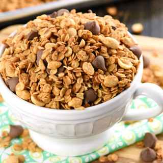 5-Ingredient Peanut Butter Granola {with or without Chocolate Chips!}