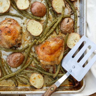 {5 Minute} Sheet Pan Chicken Thighs with Green Beans and Potatoes