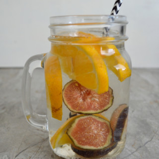 Agua con higo y naranja