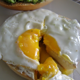 Bagel de desayuno con huevo y aguacate