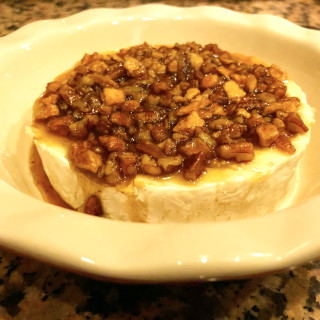 Baked Brie/Camembert with Apple Pecan Topping