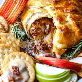Baked Brie {Easy &amp; Delicious}