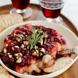 Baked Brie with Cranberry Chutney 