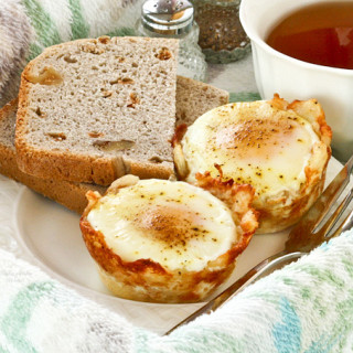 Baked Eggs in Shredded Cheese and Potato Cups